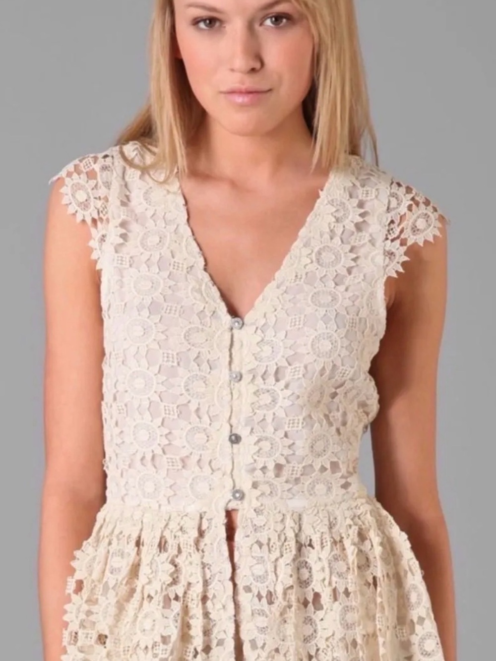 Alice + Olivia cream-colored floral lace peplum top Size L P2P 20’ - NWT